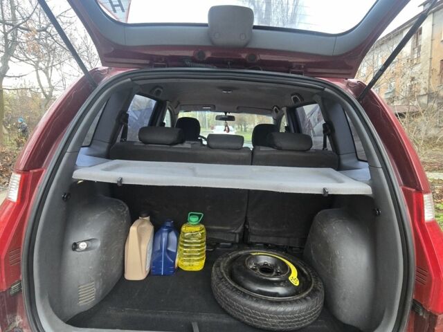 Красный Хендай Матрикс, объемом двигателя 1.6 л и пробегом 336 тыс. км за 3500 $, фото 3 на Automoto.ua