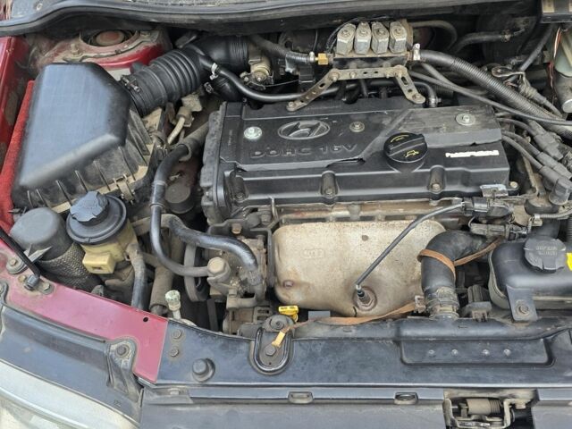 Красный Хендай Матрикс, объемом двигателя 1.6 л и пробегом 336 тыс. км за 3500 $, фото 4 на Automoto.ua