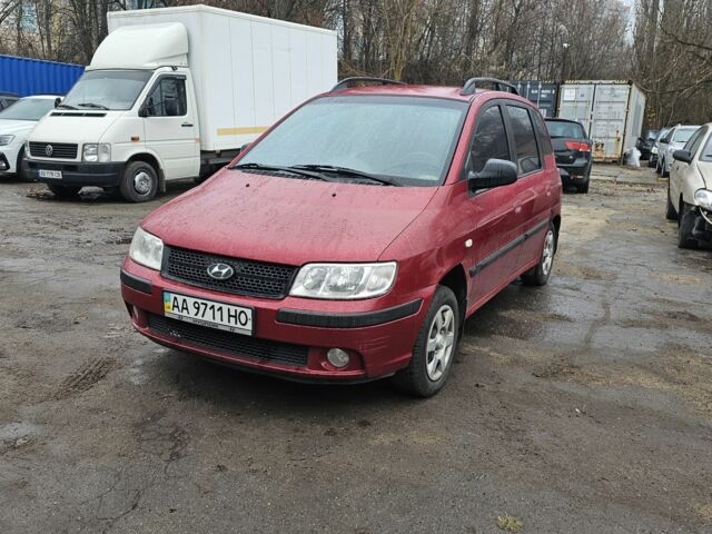 Красный Хендай Матрикс, объемом двигателя 1.8 л и пробегом 200 тыс. км за 2499 $, фото 1 на Automoto.ua