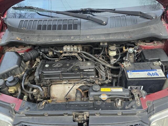 Красный Хендай Матрикс, объемом двигателя 1.6 л и пробегом 336 тыс. км за 3500 $, фото 2 на Automoto.ua