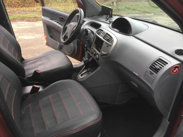 Красный Хендай Матрикс, объемом двигателя 1.8 л и пробегом 174 тыс. км за 4900 $, фото 6 на Automoto.ua