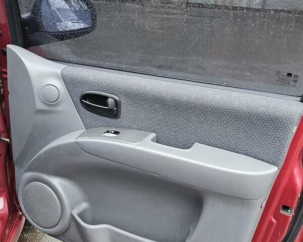 Красный Хендай Матрикс, объемом двигателя 1.8 л и пробегом 200 тыс. км за 1900 $, фото 21 на Automoto.ua