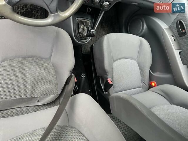 Красный Хендай Матрикс, объемом двигателя 1.6 л и пробегом 500 тыс. км за 4600 $, фото 17 на Automoto.ua