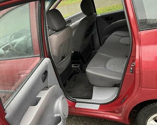 Красный Хендай Матрикс, объемом двигателя 1.6 л и пробегом 500 тыс. км за 4600 $, фото 12 на Automoto.ua