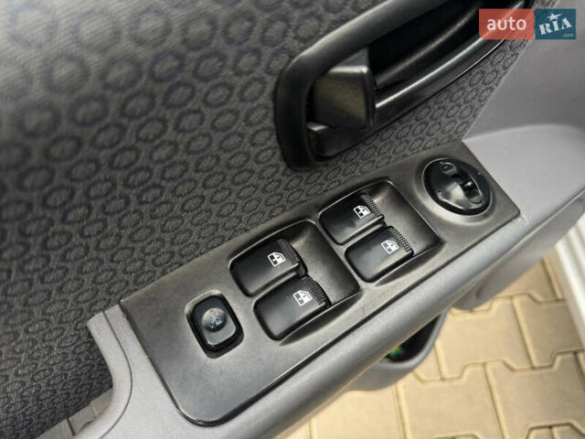 Серый Хендай Матрикс, объемом двигателя 1.6 л и пробегом 229 тыс. км за 3800 $, фото 16 на Automoto.ua