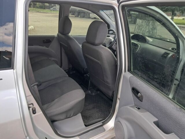 Серый Хендай Матрикс, объемом двигателя 1.8 л и пробегом 250 тыс. км за 3600 $, фото 6 на Automoto.ua