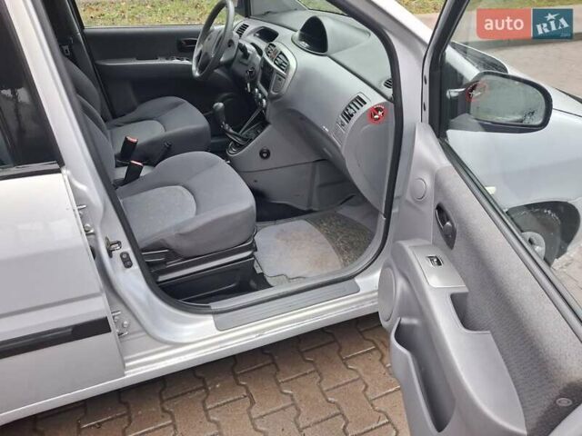 Сірий Хендай Матрікс, об'ємом двигуна 1.6 л та пробігом 246 тис. км за 2499 $, фото 9 на Automoto.ua