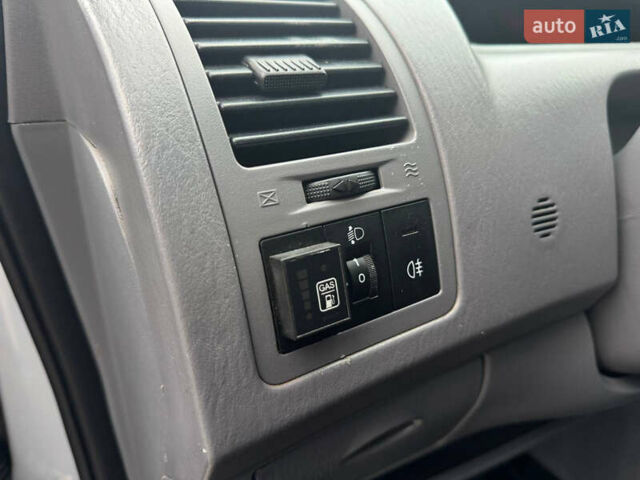 Серый Хендай Матрикс, объемом двигателя 1.6 л и пробегом 229 тыс. км за 3800 $, фото 17 на Automoto.ua