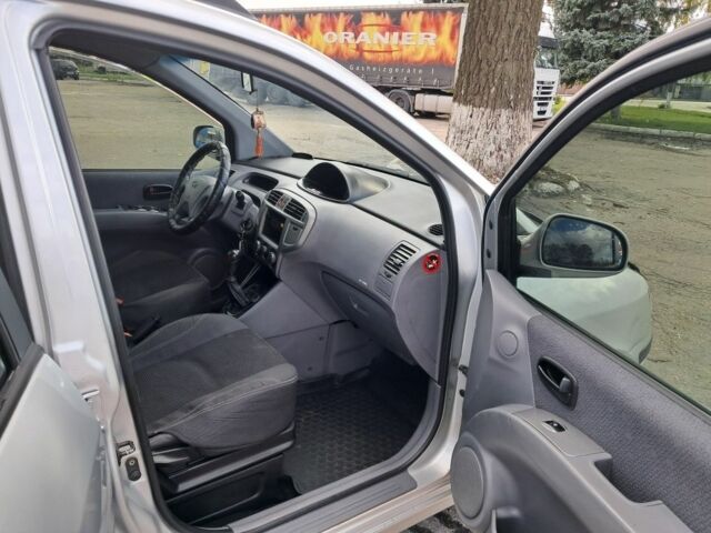 Серый Хендай Матрикс, объемом двигателя 1.8 л и пробегом 250 тыс. км за 3600 $, фото 7 на Automoto.ua