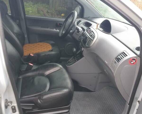 Серый Хендай Матрикс, объемом двигателя 1.8 л и пробегом 177 тыс. км за 5700 $, фото 2 на Automoto.ua