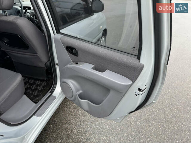 Сірий Хендай Матрікс, об'ємом двигуна 1.6 л та пробігом 147 тис. км за 4800 $, фото 45 на Automoto.ua