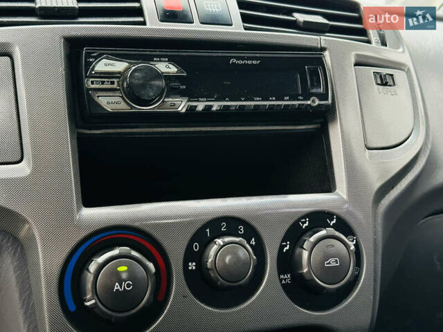 Сірий Хендай Матрікс, об'ємом двигуна 1.6 л та пробігом 220 тис. км за 4300 $, фото 27 на Automoto.ua