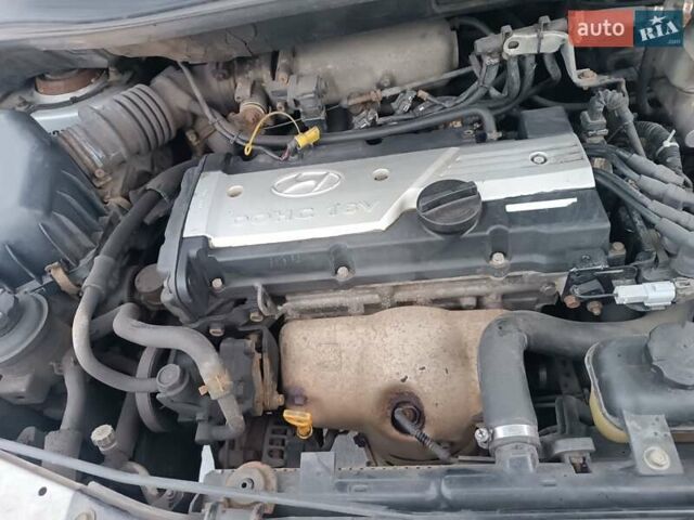 Серый Хендай Матрикс, объемом двигателя 1.6 л и пробегом 400 тыс. км за 2900 $, фото 6 на Automoto.ua