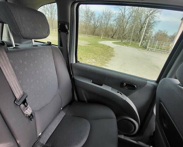 Серый Хендай Матрикс, объемом двигателя 1.6 л и пробегом 200 тыс. км за 4500 $, фото 18 на Automoto.ua