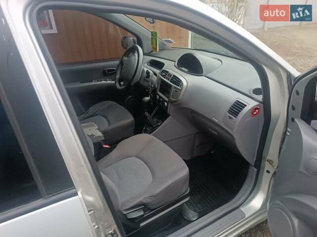 Серый Хендай Матрикс, объемом двигателя 1.6 л и пробегом 400 тыс. км за 2700 $, фото 6 на Automoto.ua