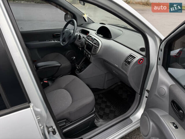 Сірий Хендай Матрікс, об'ємом двигуна 1.6 л та пробігом 147 тис. км за 4800 $, фото 46 на Automoto.ua