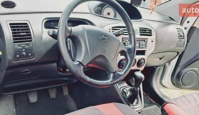 Серый Хендай Матрикс, объемом двигателя 1.6 л и пробегом 225 тыс. км за 4900 $, фото 10 на Automoto.ua