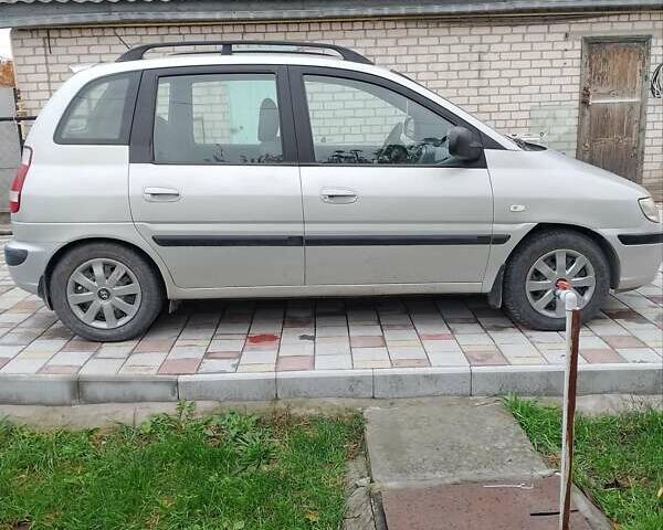 Серый Хендай Матрикс, объемом двигателя 1.6 л и пробегом 250 тыс. км за 4600 $, фото 2 на Automoto.ua