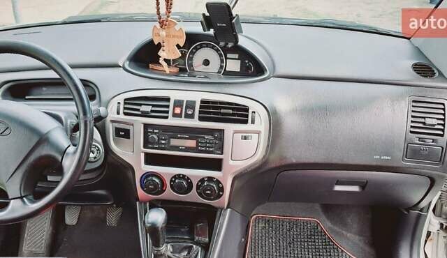 Серый Хендай Матрикс, объемом двигателя 1.6 л и пробегом 225 тыс. км за 4900 $, фото 1 на Automoto.ua