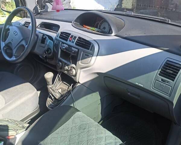 Серый Хендай Матрикс, объемом двигателя 1.6 л и пробегом 210 тыс. км за 3500 $, фото 4 на Automoto.ua