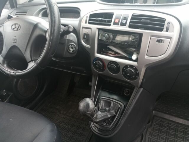 Серый Хендай Матрикс, объемом двигателя 1.6 л и пробегом 205 тыс. км за 2178 $, фото 3 на Automoto.ua