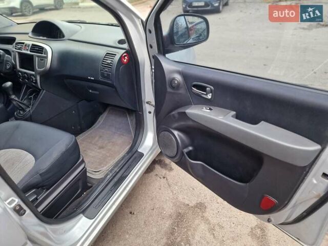 Серый Хендай Матрикс, объемом двигателя 1.6 л и пробегом 277 тыс. км за 5500 $, фото 16 на Automoto.ua