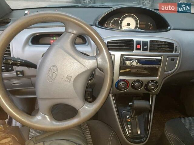 Синий Хендай Матрикс, объемом двигателя 1.8 л и пробегом 305 тыс. км за 2000 $, фото 1 на Automoto.ua