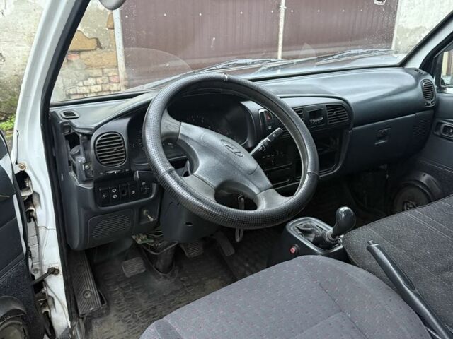 Белый Хендай Портер, объемом двигателя 2.5 л и пробегом 330 тыс. км за 1500 $, фото 5 на Automoto.ua