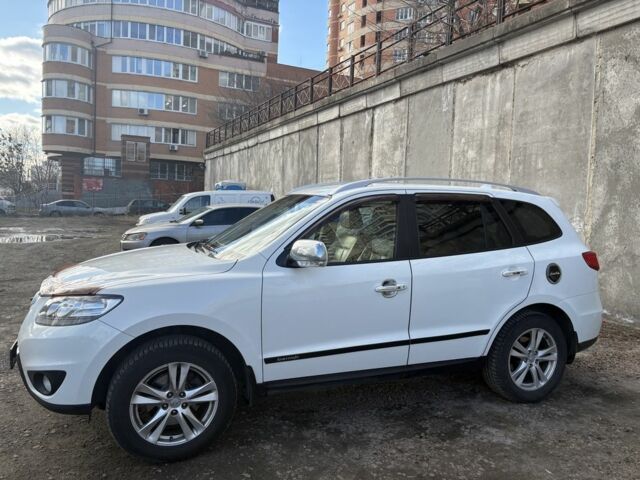 Белый Хендай Санта Фе, объемом двигателя 2.4 л и пробегом 175 тыс. км за 12700 $, фото 1 на Automoto.ua