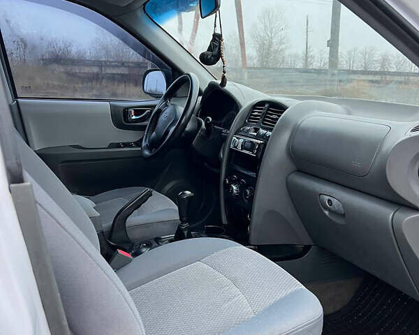 Білий Хендай Санта Фе, об'ємом двигуна 1.99 л та пробігом 280 тис. км за 5700 $, фото 10 на Automoto.ua