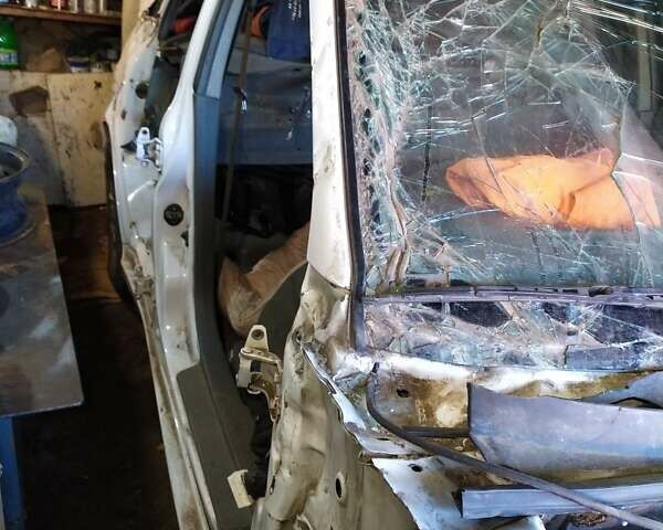 Белый Хендай Санта Фе, объемом двигателя 1.99 л и пробегом 140 тыс. км за 2500 $, фото 4 на Automoto.ua