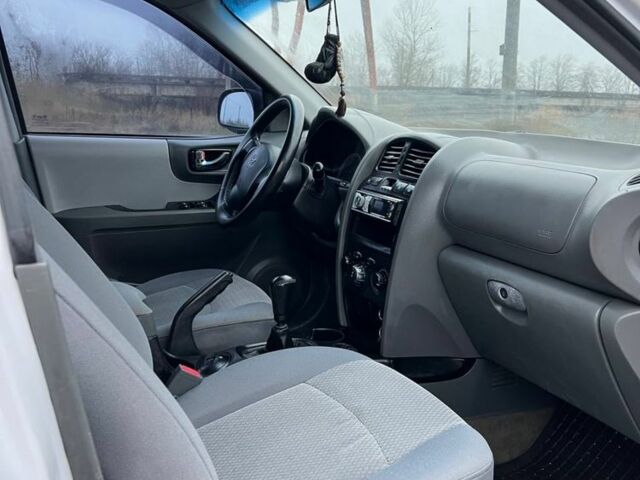 Белый Хендай Санта Фе, объемом двигателя 2 л и пробегом 280 тыс. км за 5700 $, фото 10 на Automoto.ua