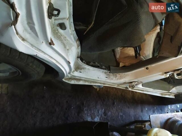 Белый Хендай Санта Фе, объемом двигателя 1.99 л и пробегом 140 тыс. км за 2500 $, фото 1 на Automoto.ua