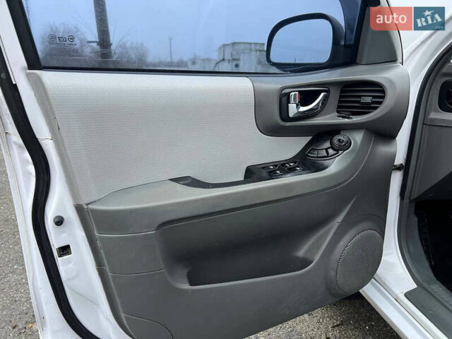 Білий Хендай Санта Фе, об'ємом двигуна 1.99 л та пробігом 280 тис. км за 5700 $, фото 15 на Automoto.ua