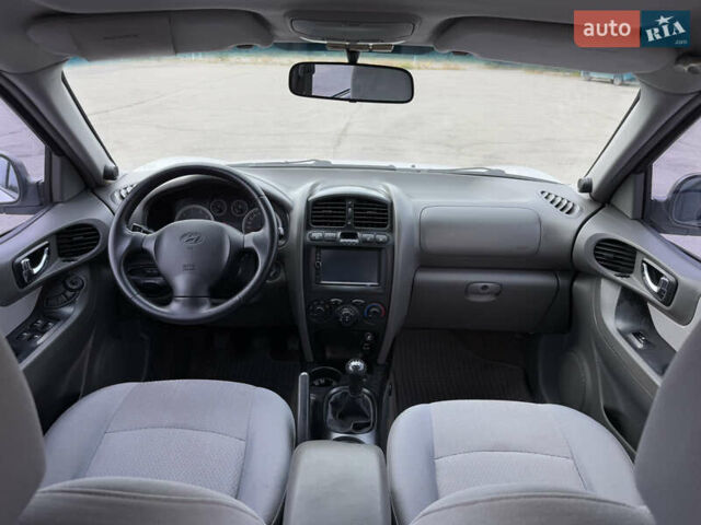 Белый Хендай Санта Фе, объемом двигателя 2 л и пробегом 323 тыс. км за 8000 $, фото 4 на Automoto.ua