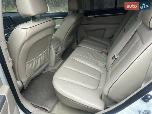 Белый Хендай Санта Фе, объемом двигателя 2.66 л и пробегом 140 тыс. км за 8700 $, фото 9 на Automoto.ua