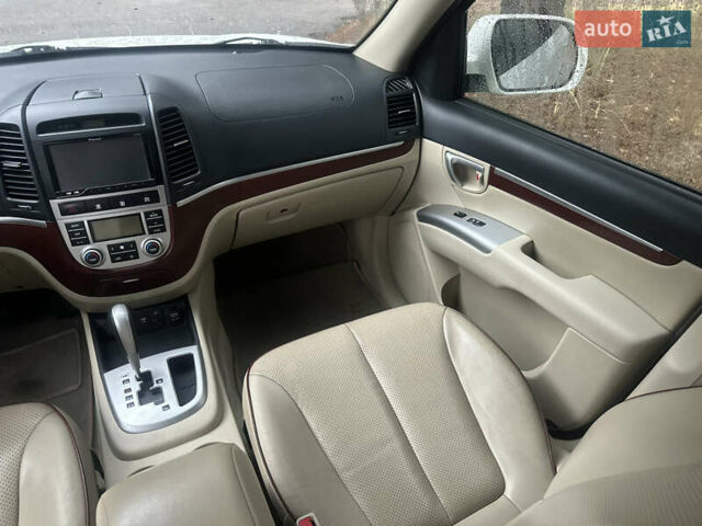 Белый Хендай Санта Фе, объемом двигателя 2.66 л и пробегом 140 тыс. км за 8700 $, фото 15 на Automoto.ua