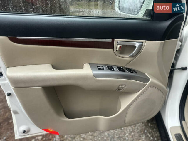 Белый Хендай Санта Фе, объемом двигателя 2.66 л и пробегом 140 тыс. км за 8700 $, фото 6 на Automoto.ua