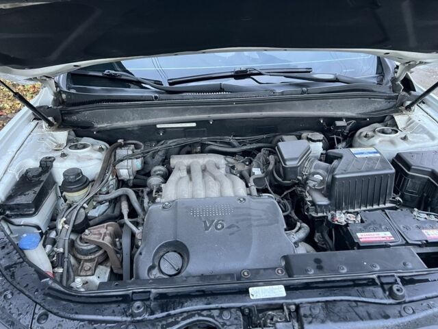 Белый Хендай Санта Фе, объемом двигателя 2.7 л и пробегом 176 тыс. км за 10100 $, фото 5 на Automoto.ua