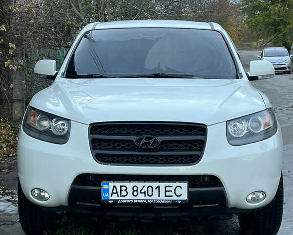 Белый Хендай Санта Фе, объемом двигателя 2.7 л и пробегом 176 тыс. км за 10100 $, фото 1 на Automoto.ua