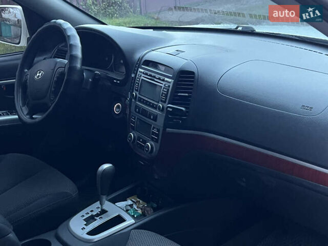Белый Хендай Санта Фе, объемом двигателя 2.7 л и пробегом 176 тыс. км за 10100 $, фото 7 на Automoto.ua