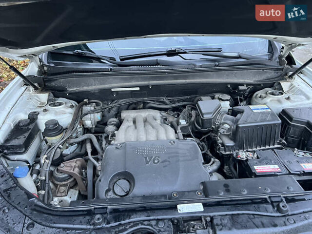 Белый Хендай Санта Фе, объемом двигателя 2.7 л и пробегом 176 тыс. км за 10100 $, фото 9 на Automoto.ua