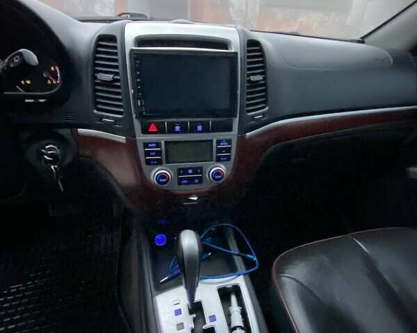 Белый Хендай Санта Фе, объемом двигателя 2.19 л и пробегом 290 тыс. км за 10700 $, фото 10 на Automoto.ua