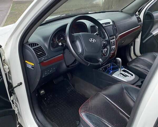 Белый Хендай Санта Фе, объемом двигателя 2.19 л и пробегом 290 тыс. км за 10700 $, фото 8 на Automoto.ua