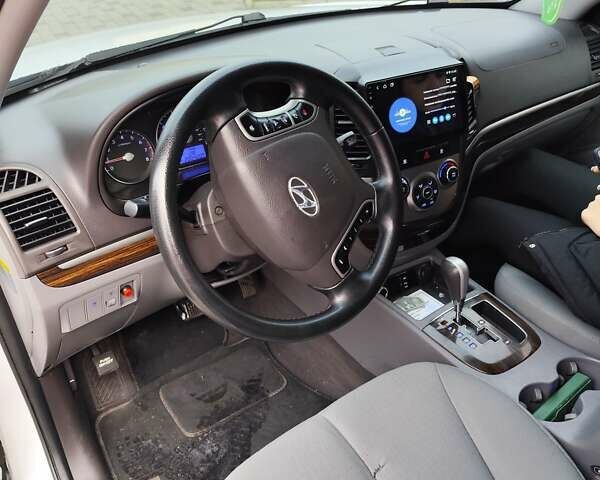 Білий Хендай Санта Фе, об'ємом двигуна 2.4 л та пробігом 320 тис. км за 8300 $, фото 4 на Automoto.ua