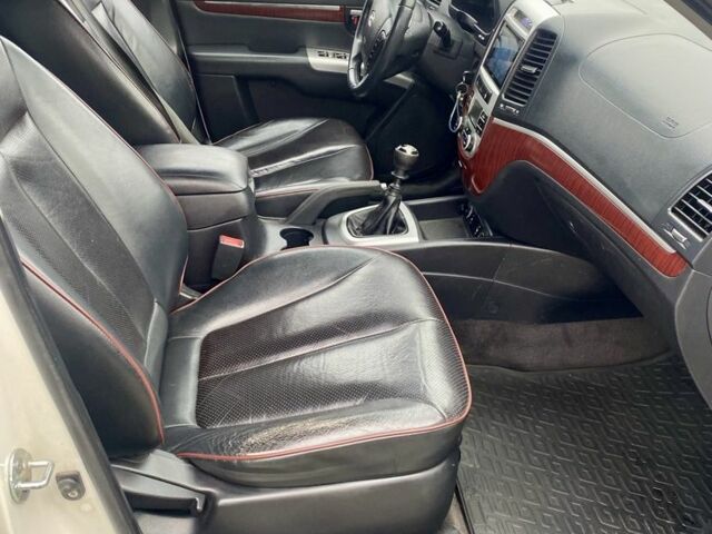 Белый Хендай Санта Фе, объемом двигателя 2.2 л и пробегом 291 тыс. км за 5200 $, фото 6 на Automoto.ua