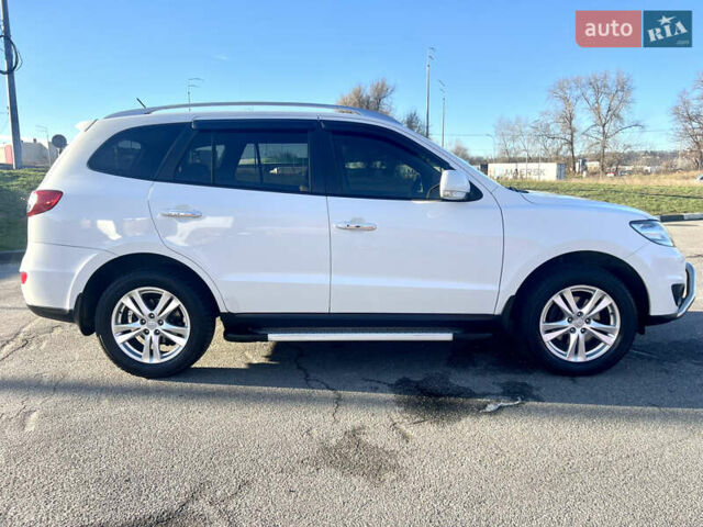 Белый Хендай Санта Фе, объемом двигателя 2.36 л и пробегом 148 тыс. км за 12500 $, фото 10 на Automoto.ua