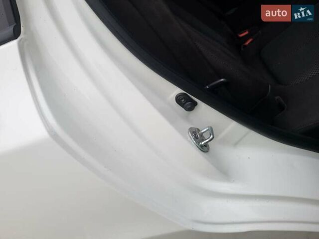 Белый Хендай Санта Фе, объемом двигателя 2.2 л и пробегом 298 тыс. км за 12700 $, фото 109 на Automoto.ua