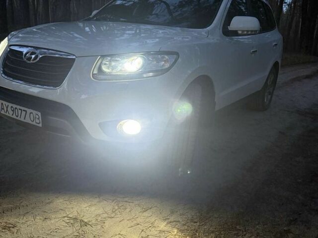 Белый Хендай Санта Фе, объемом двигателя 2.2 л и пробегом 240 тыс. км за 13500 $, фото 11 на Automoto.ua