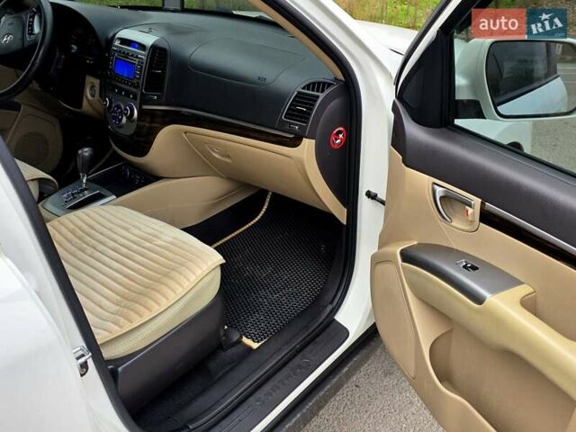Білий Хендай Санта Фе, об'ємом двигуна 2.4 л та пробігом 135 тис. км за 10900 $, фото 6 на Automoto.ua